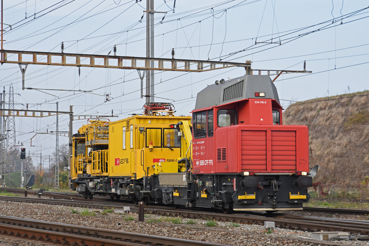 Tm 234 116-2 und XTmass 99 85 9236 003-1 durchfahren den Bahnhof Pratteln. Die Aufnahme stammt vom 09.11.2018.