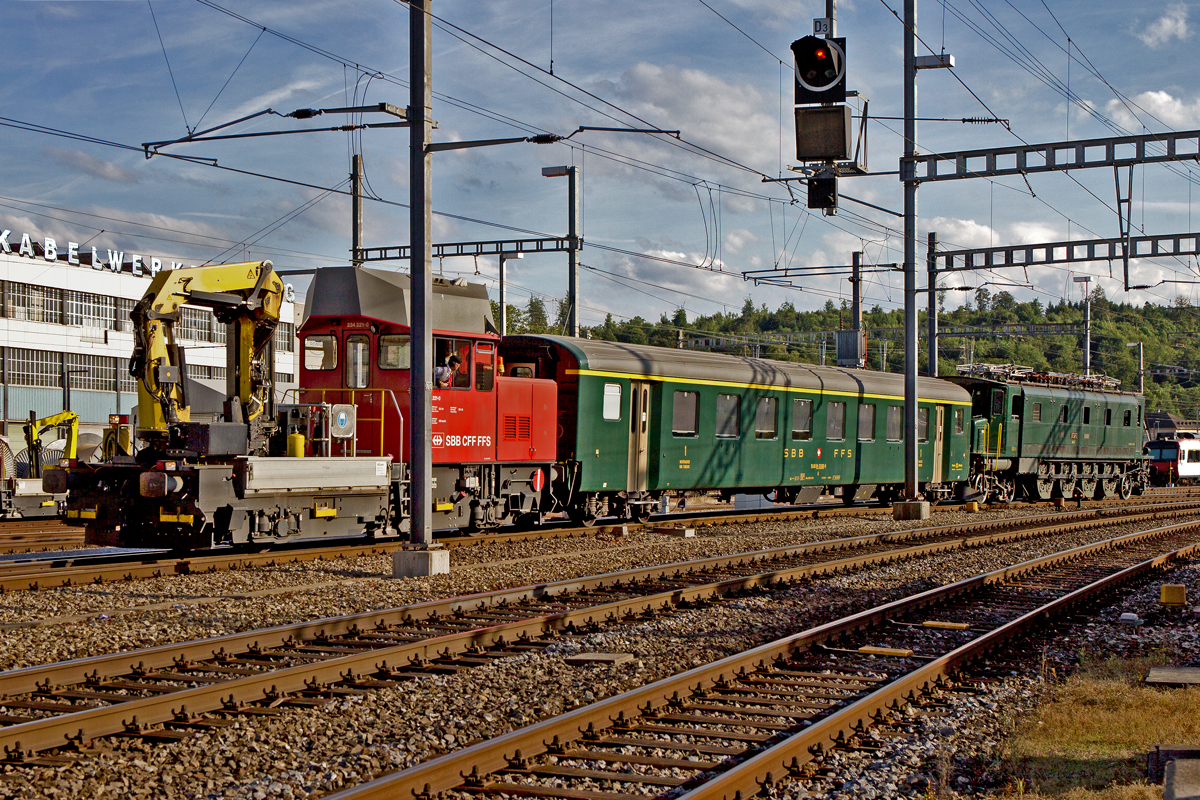 Tm 234 221-0 rangiert den EW 1 A1 SBB Wagen 1.Klasse 55 8518-33 605-9 und die Ae 4/7 10987 durch den Bahnhof Brugg
