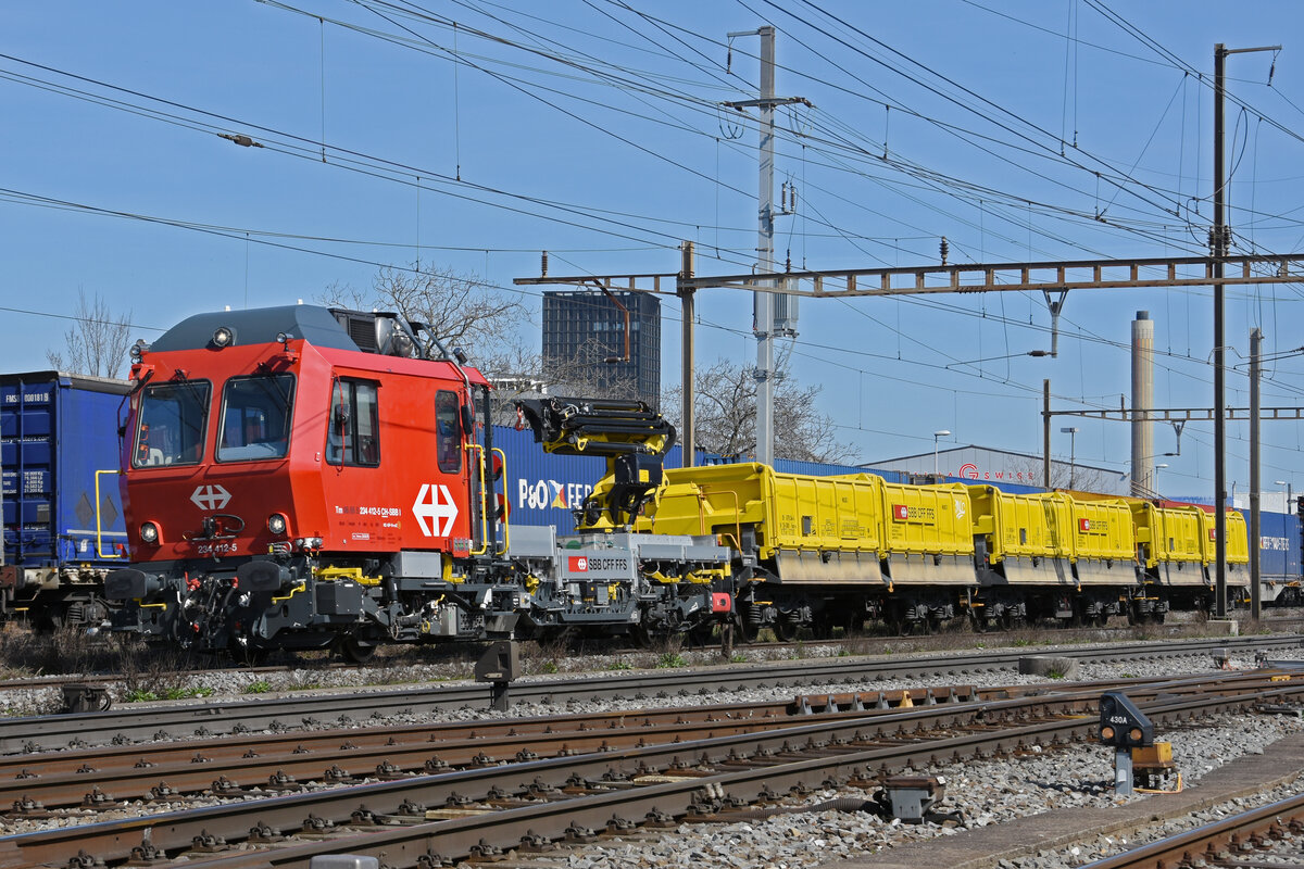 Tm 234 412-5 durchfährt den Bahnhof Pratteln. Die Aufnahme stammt vom 29.03.2021.