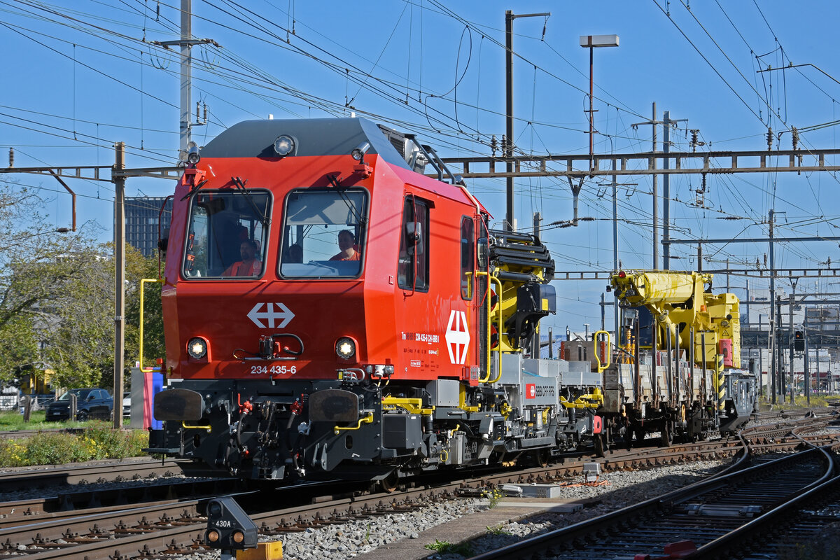 Tm 234 435-6 durchfährt am 10.10.2022 den Bahnhof Pratteln.
