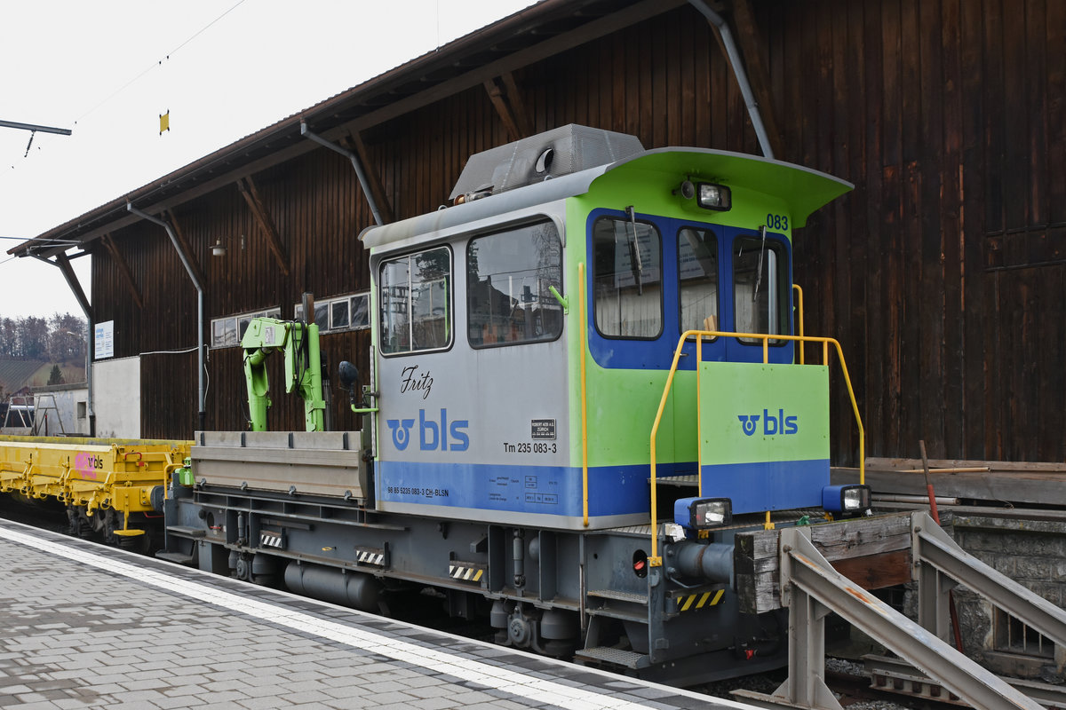 Tm 235 083-3 steht auf einem Nebengleis beim Bahnhof Spiez. Die Aufnahme stammt vom 19.12.2018.
