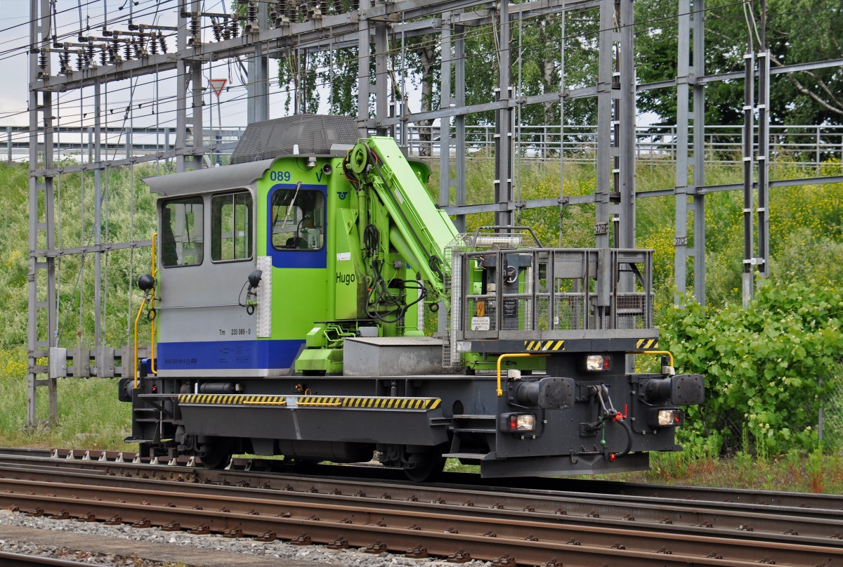 Tm 235 089-0 der BLS durchfährt am den Bahnhof Muttenz. Die Aufnahme stammt vom 23.05.2015.