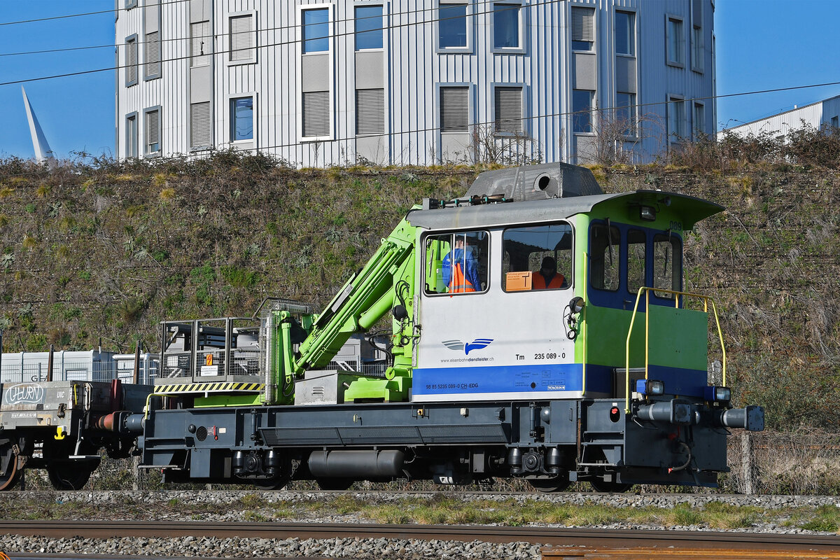 Tm 235 089-0  Hugo  (ex BLS) der EDG durchfährt am 08.02.2023 den Bahnhof Pratteln.