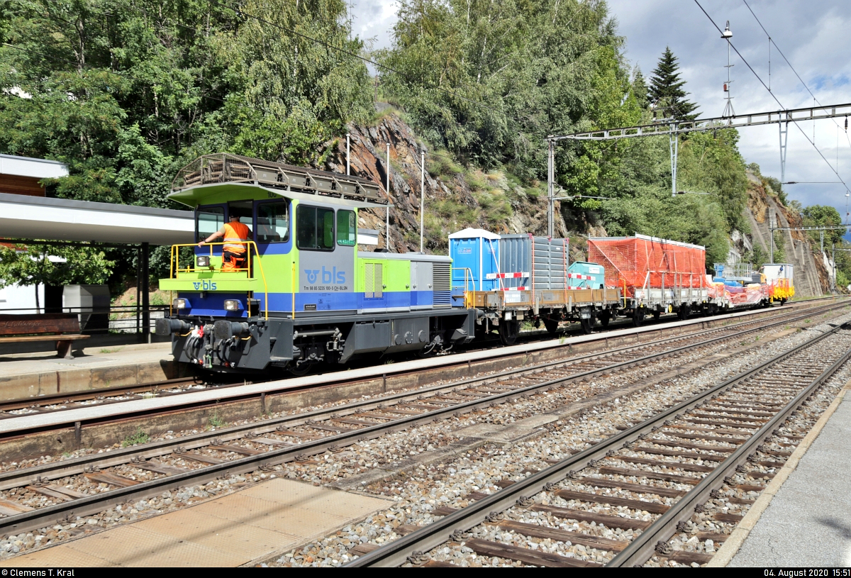 Tm 235 100-5 kommt mit diversem Baugerümpel im Bahnhof Ausserberg (CH) auf Gleis 1 zum Stehen.

🧰 BLS Netz AG (BLSN)
🚩 Bahnstrecke Spiez–Frutigen–Brig (Lötschberg-Bergstrecke | 330)
🕓 4.8.2020 | 15:51 Uhr