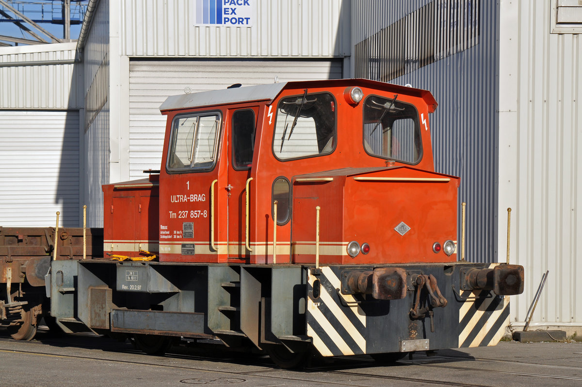 Tm 237 857-8 rangiert beim Auhafen in Birsfelden. Die Aufnahme stammt vom 08.12.2016.