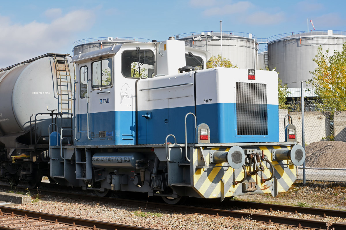 Tm 237 867-7 wartet im Auhafen bei Muttenz auf den nächsten Einsatz. Die Aufnahme stammt vom 26.10.2018.