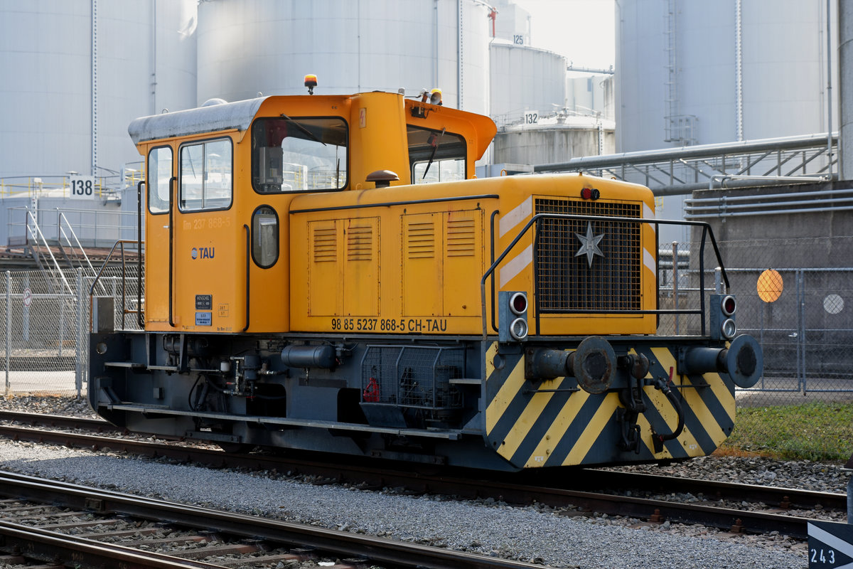 Tm 237 868-5 wartet im Auhafen bei Muttenz auf den nächsten Einsatz. Die Aufnahme stammt vom 26.10.2018.