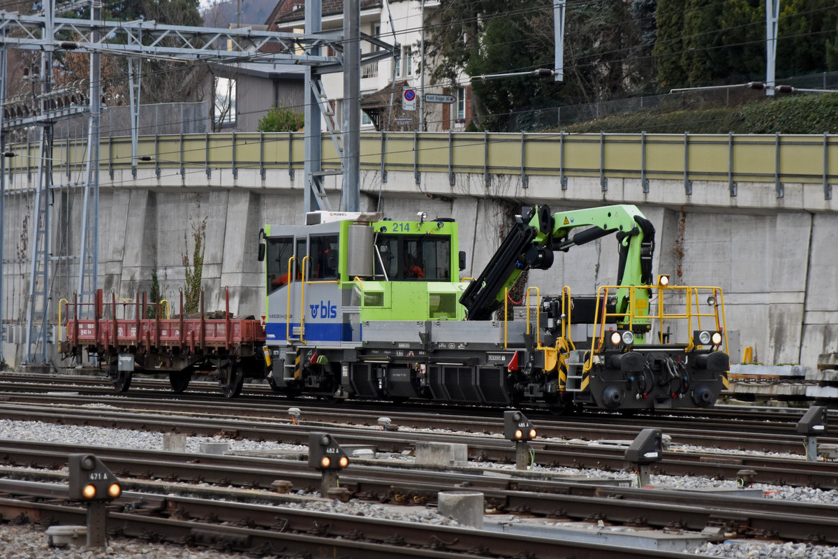 Tm 98 85 5235 214-4 und der X-w 99 85 9556 451 rangieren beim Bahnhof Spiez. Die Aufnahme stammt vom 19.12.2018.