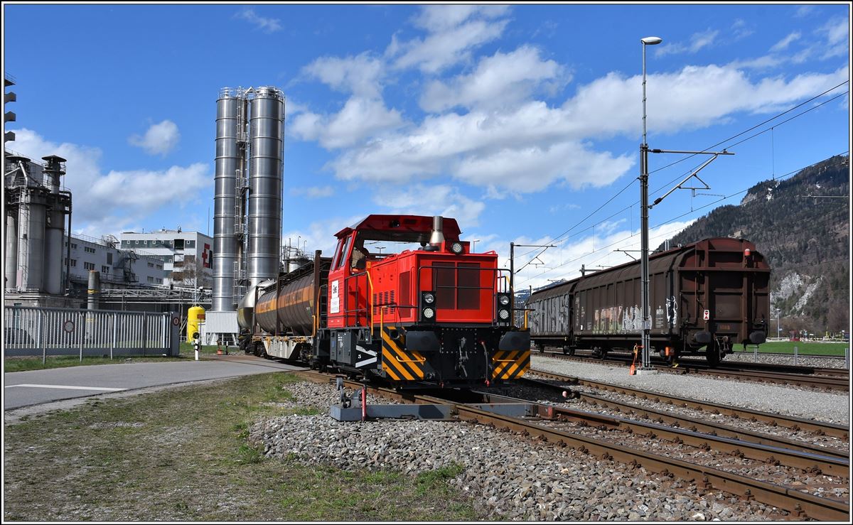 Tm 98 85 5237 9332-9 der Ems Chemie bedient die vielen Anschlussgeleuse. (10.04.2018)
