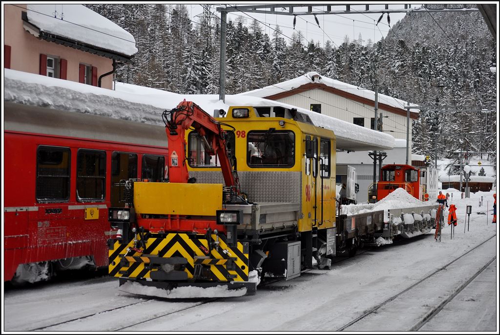 Tm 98 mit Flachwagen zur Schneebeseitigung in Pontresina. (05.02.2014)