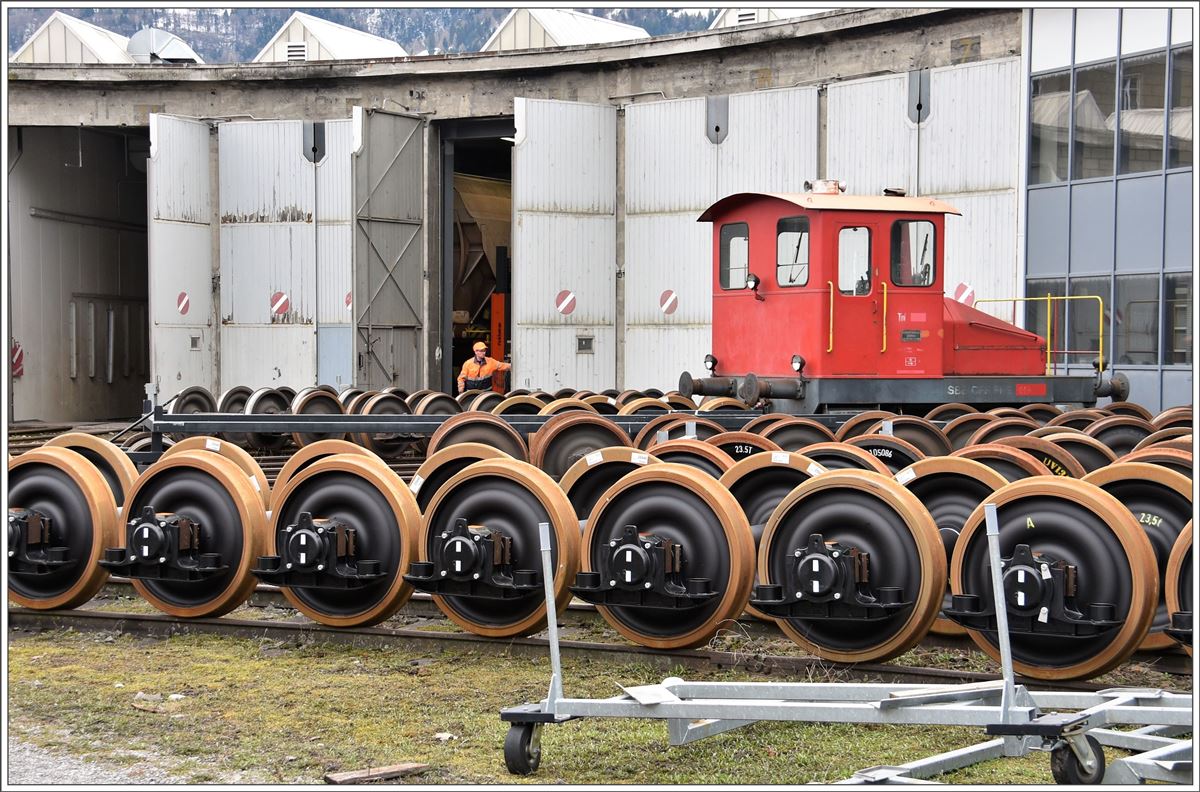 Tm inmitten neuer Güterwagenachsen im Bahnservicezentrum Sargans. (06.03.2017)