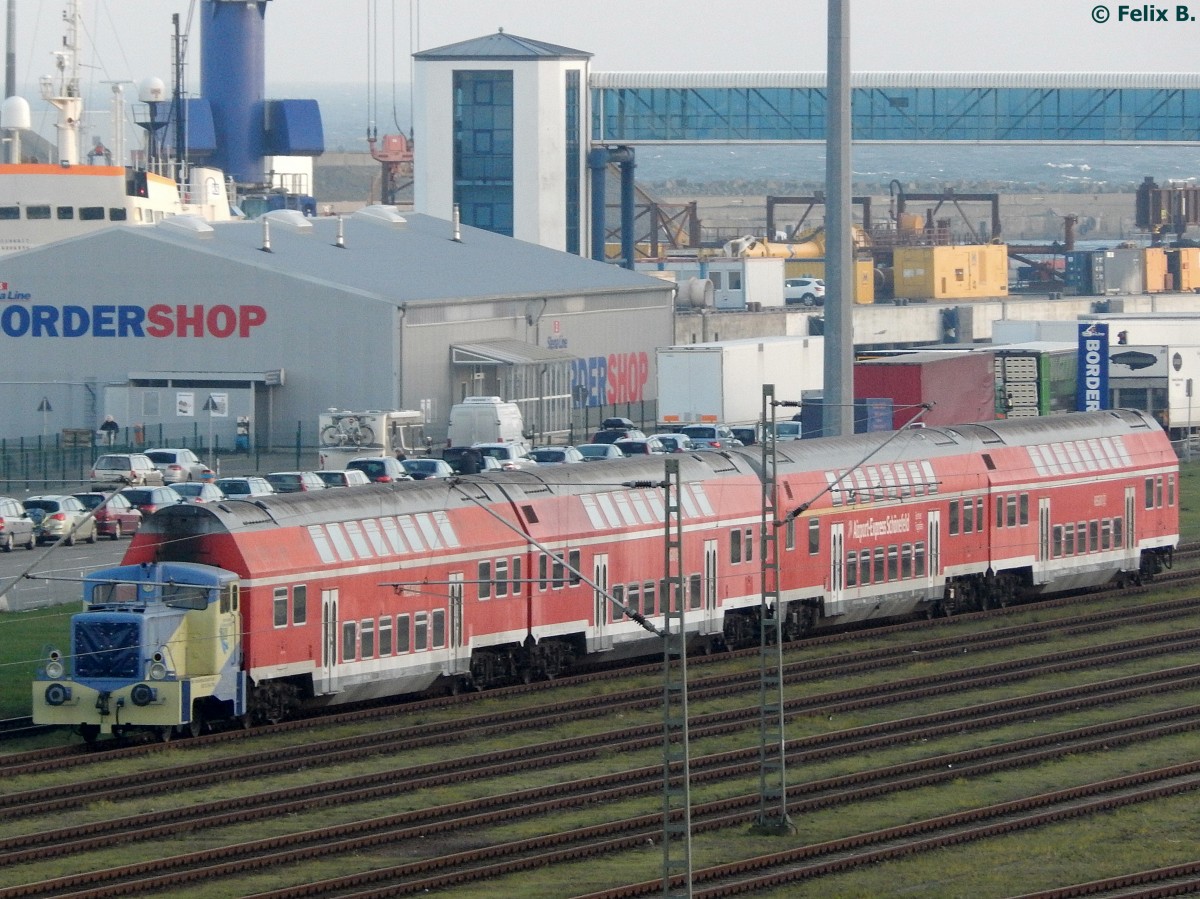TME Lok Nr.22 mit Doppelstockwagen des Airport-Express Schönefeld in Mukran am 27.11.2014