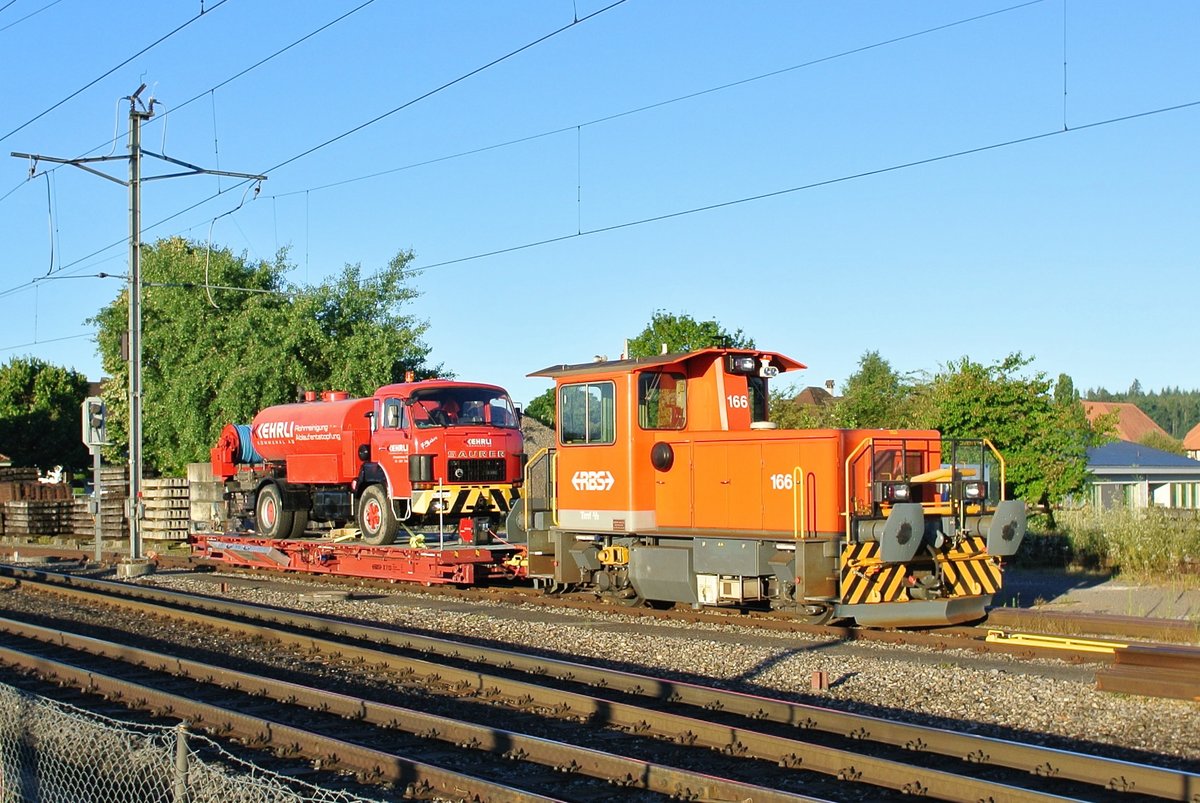 Tmf 2/2 Nr. 166 steht mit dem X 713 und einem Saurer Lastwagen abgestellt in Bren zum Hof, 18.07.2016.