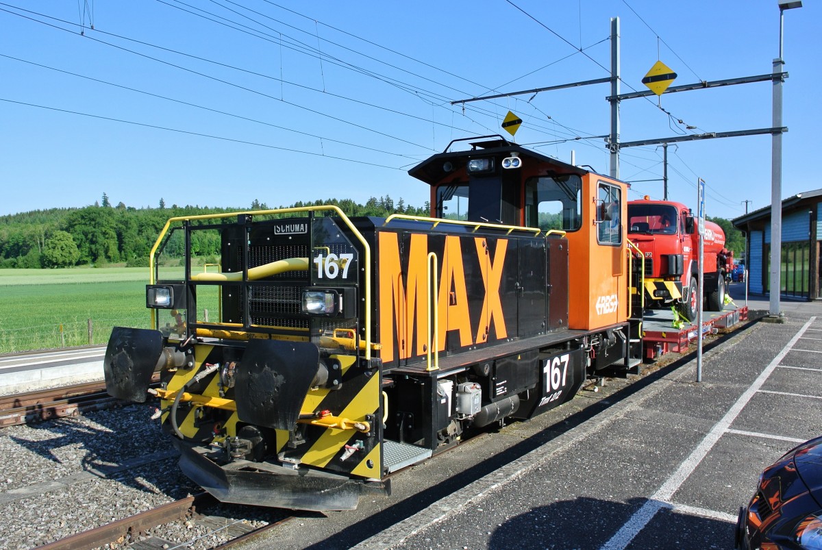 Tmf 2/2 Nr. 167  Max  mit einem alten Saurer Lastwagen abgestellt in Lohn-Lterkofen, 27.05.2015.