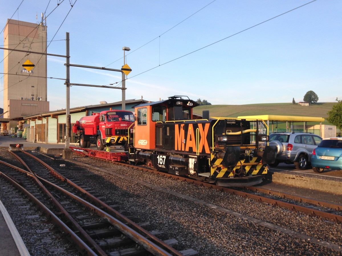 Tmf 2/2 Nr. 167  Max  mit einem alten Saurer Lastwagen abgestellt in Lohn-Lterkofen beim Sonnenaufgang am 28.05.2015.