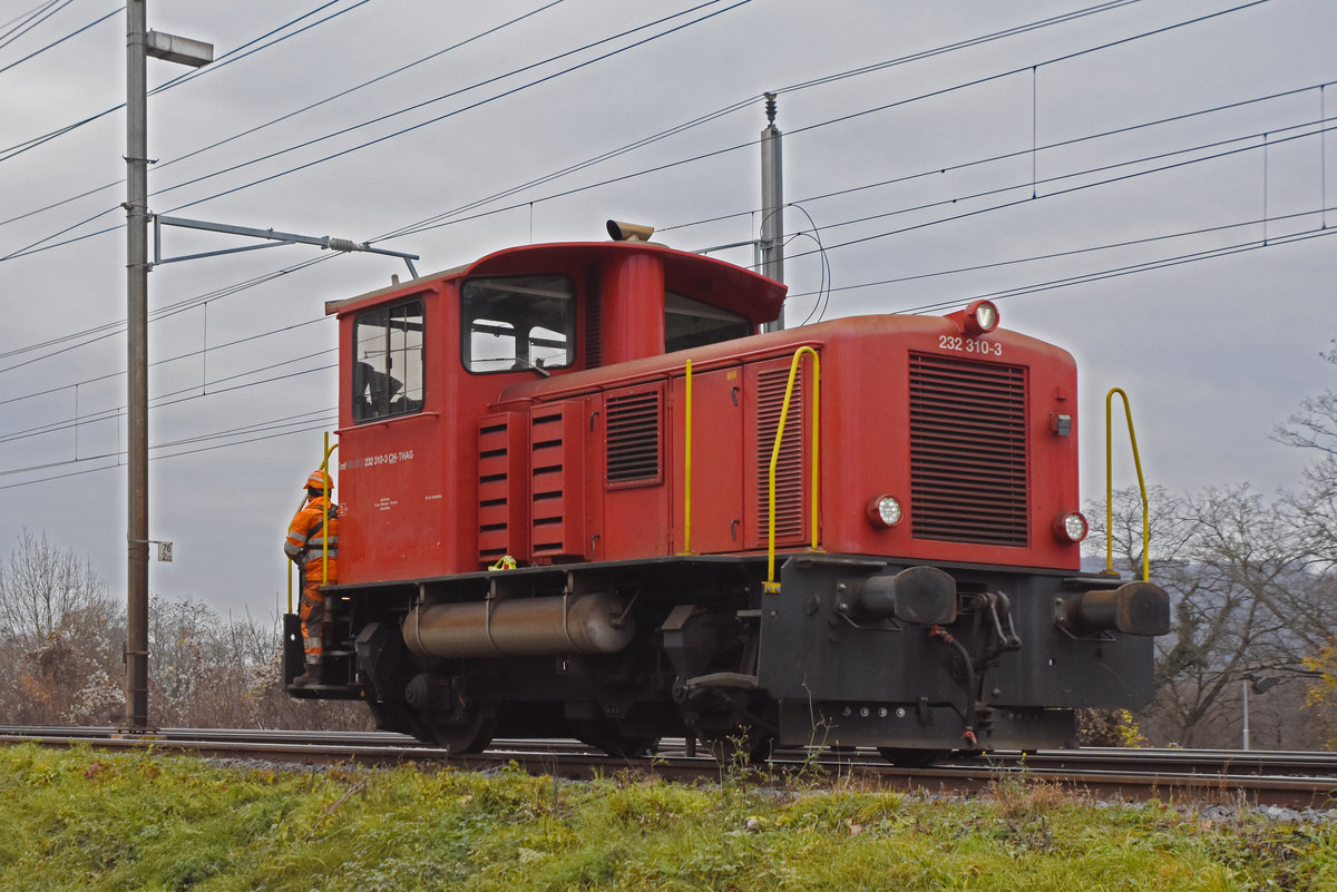 Tmf 232 310-3 der Firma Thommen fährt Richtung Bahnhof Kaiseraugst. Die Aufnahme stammt vom 10.12.2020.