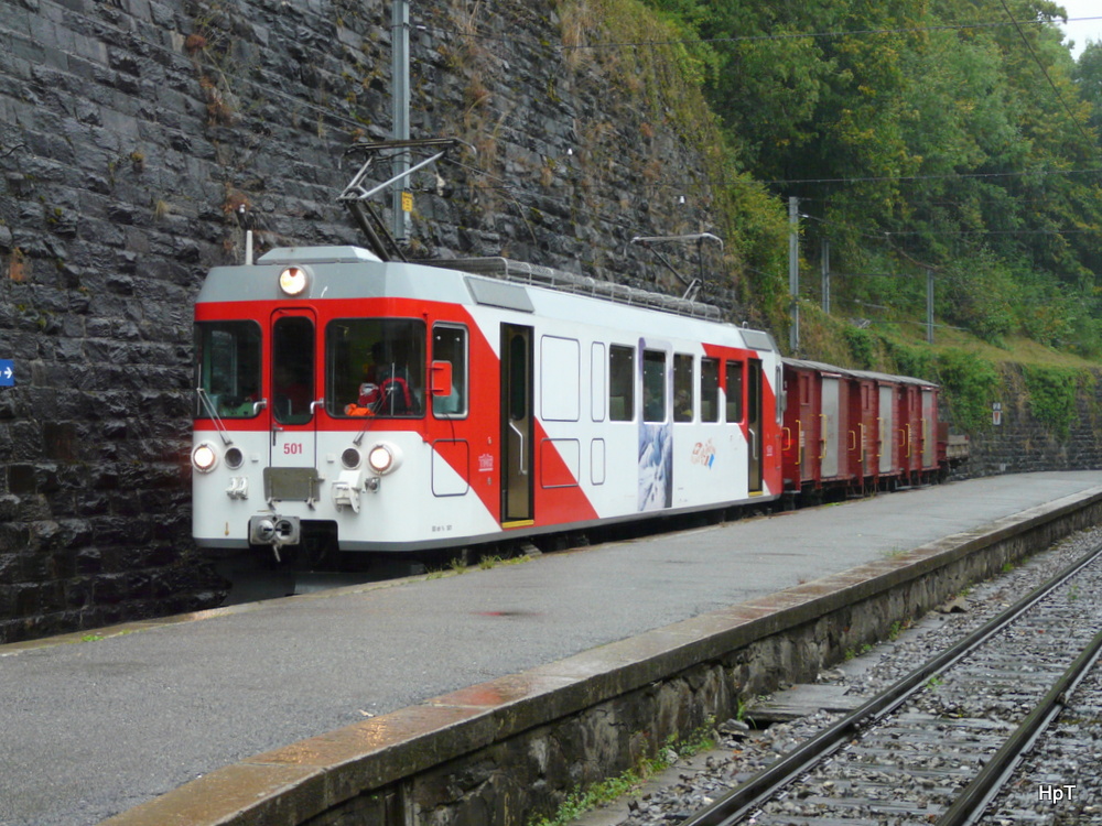 TMR / MC - Triebwagen BDeh 4/4 501 mit Gterwagen im Bahnhof von Salvan am 24.08.2013