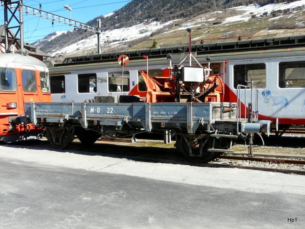TMR / MO - Dienstwagen X 22 im Bahnhofsareal in Orsiéres am 09.03.2014