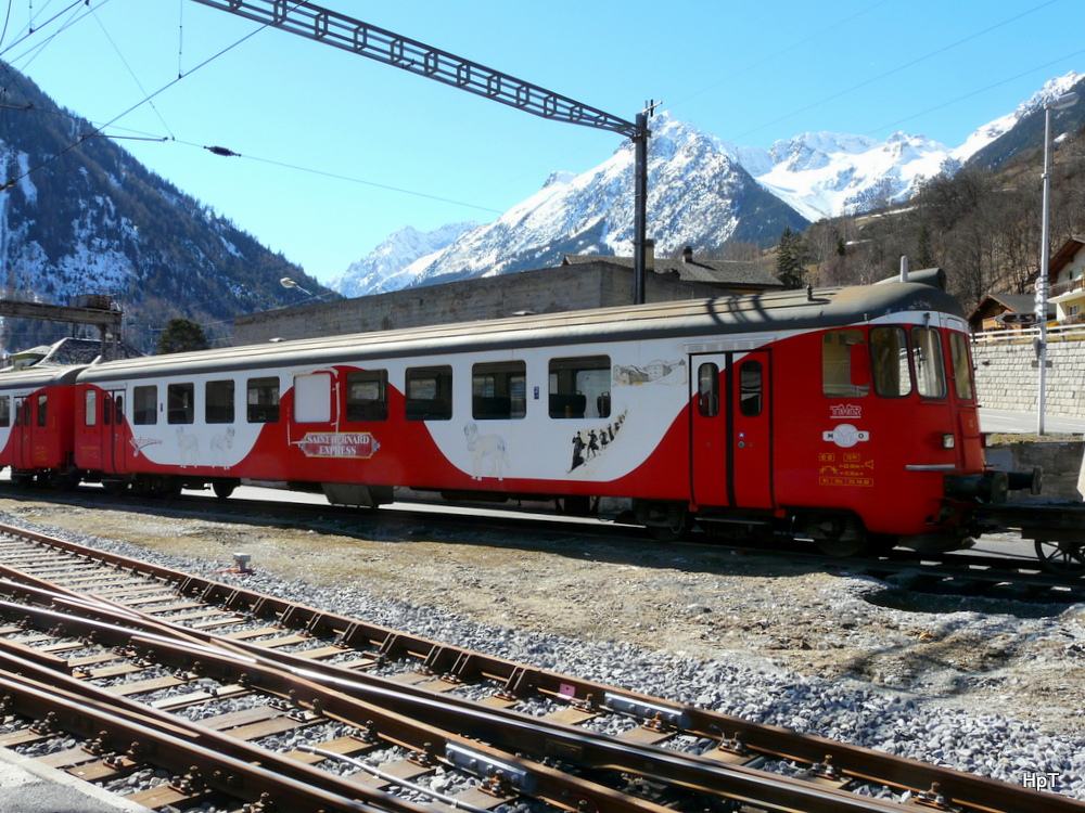 TMR / MO - Steuerwagen Bt 50 37 20-33 033-0 abgestellt im Bahnhofsareal in Orsiéres am 09.03.2014