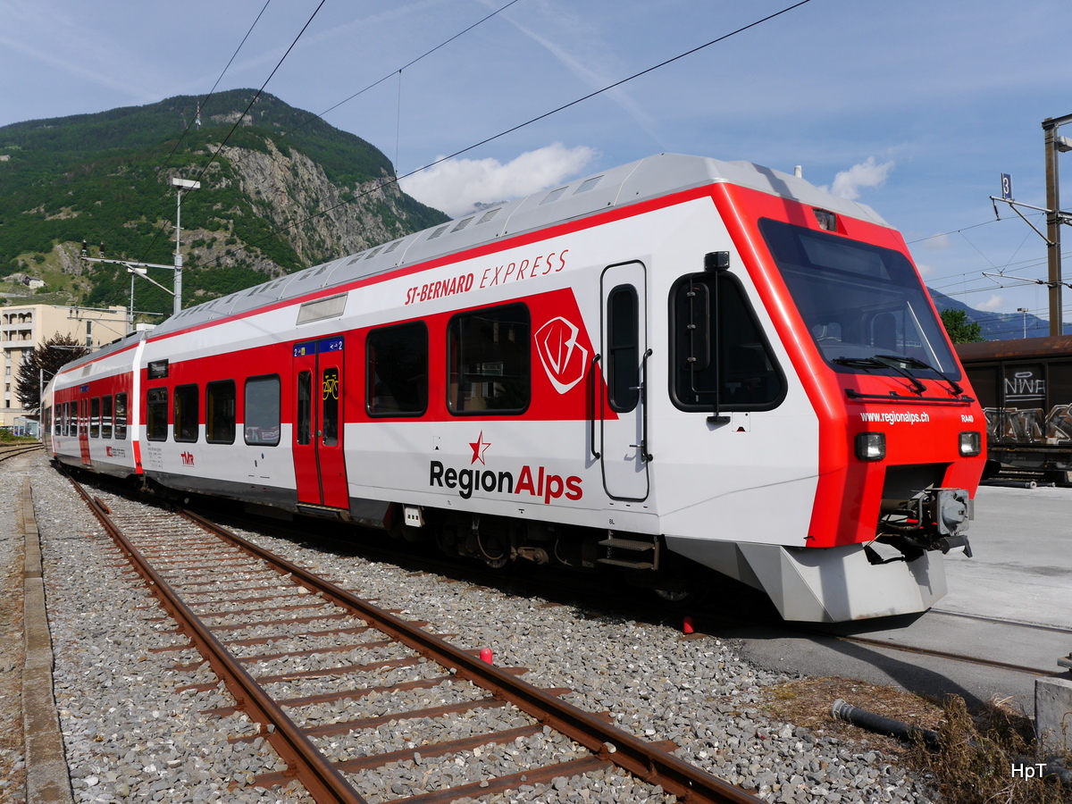 TMR / MO - Triebwagen RABe 94 85 7525 040-2 im Bahnhofsareal von Martigny am 31.05.2015