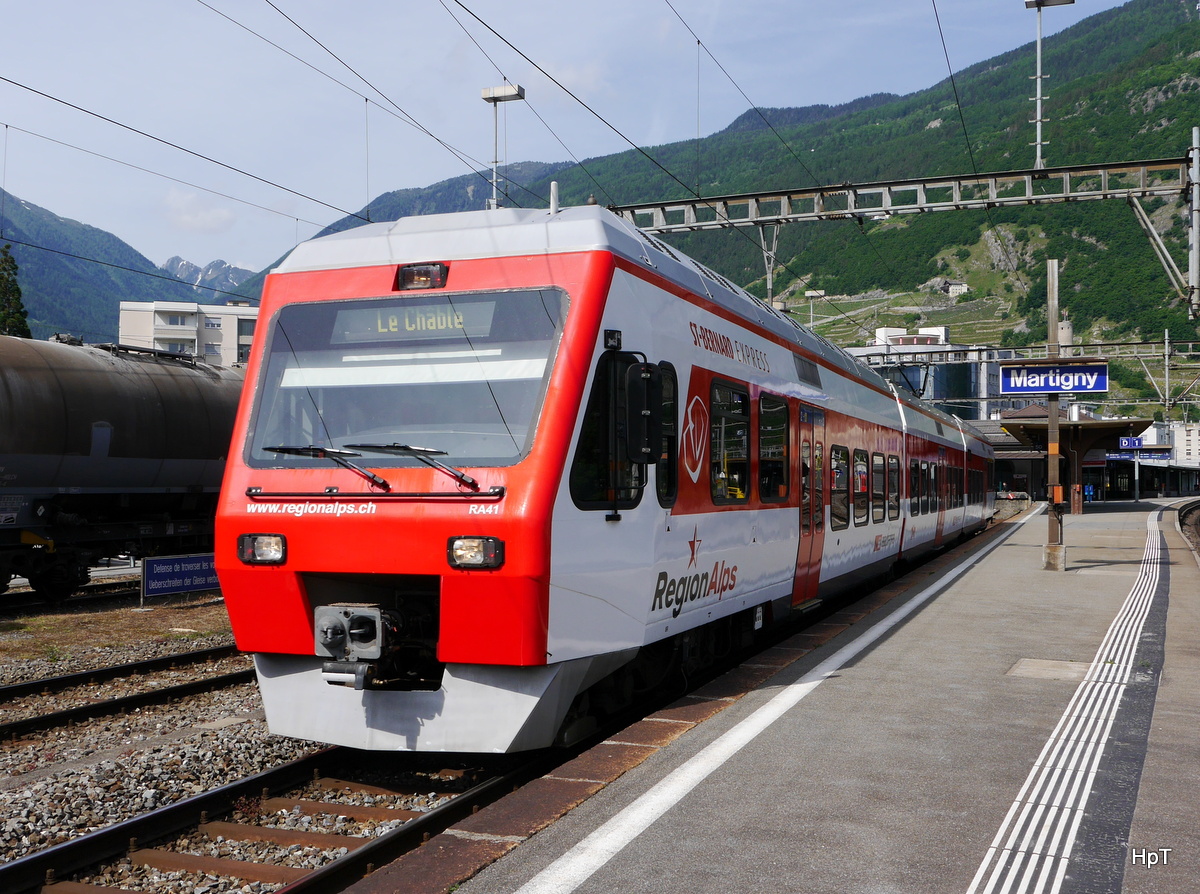TMR / MO - Triebwagen RABe 94 85 7525 041-0 im Bahnhof von Martigny am 31.05.2015