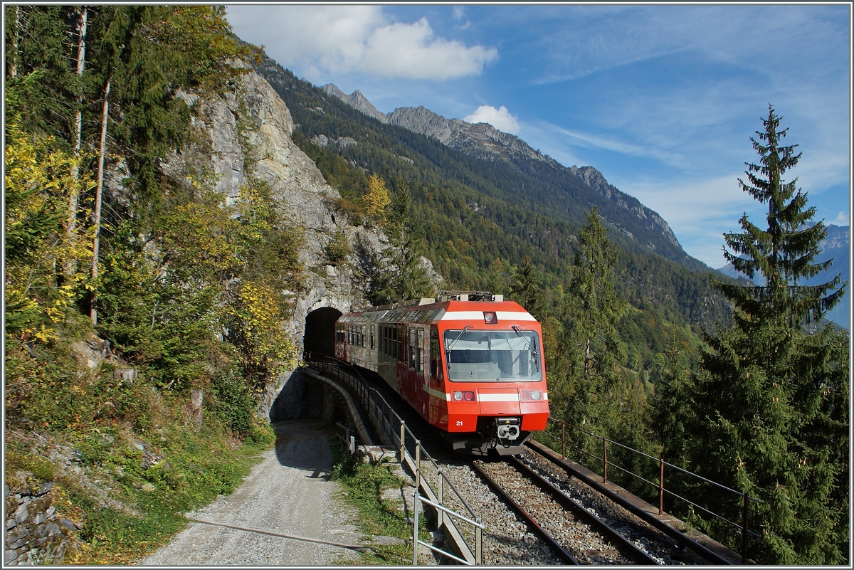 TMR (M-C) BDeh 4/8 21 (SNCF Z800 UIC N° 90 85 838 0821-1 CH-TMRSA) als Regionlazug Le Châtelard Frontière Martigny zwischen Finhaut und Le Trétien.
03. Okt. 2014