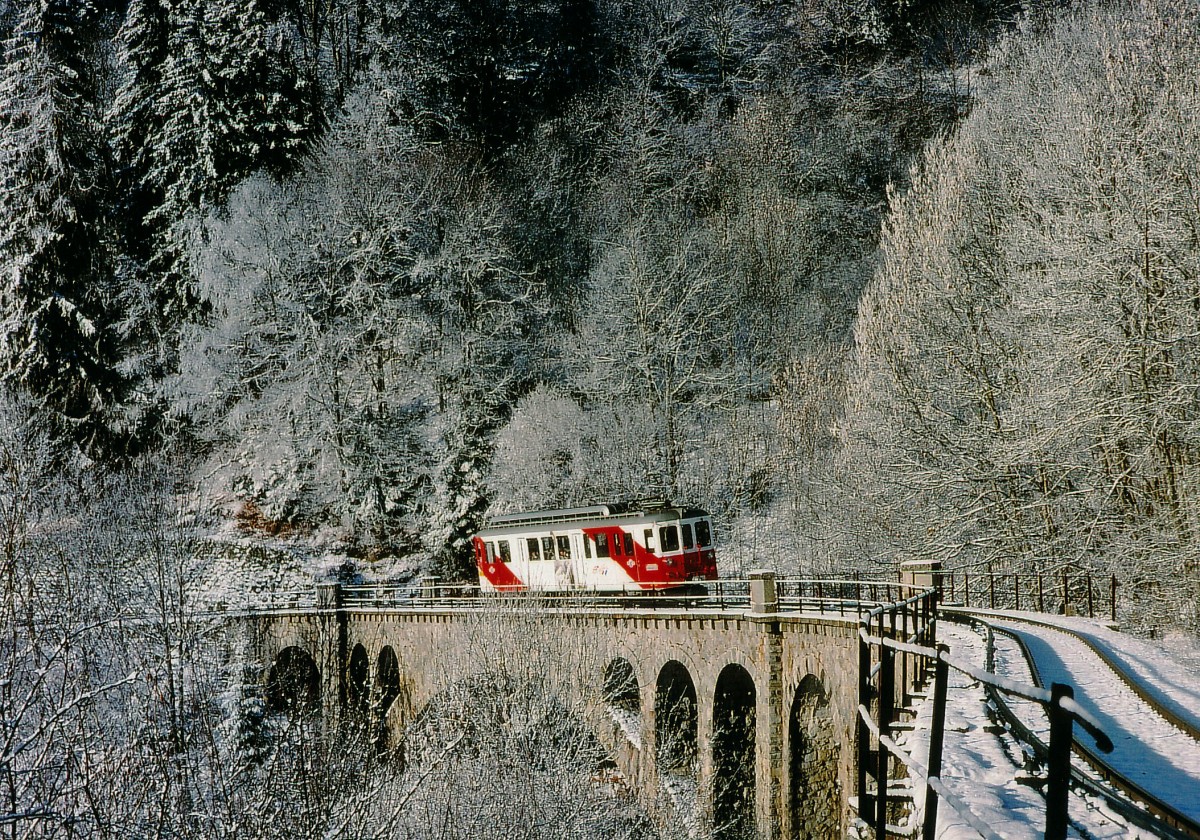 TMR/MC: Regionalzug Châtelard-Frontière - Martigny mit dem BDeh 4/4 7 (1957) bei Finhaut (1'226m ü.M.) im Dezember 1994. Besonders zu beachten gibt es bei dieser Aufnahme die damals noch fehlende Oberleitung sowie die lebensgefährliche Stromschiene am Boden.
Foto: Walter Ruetsch