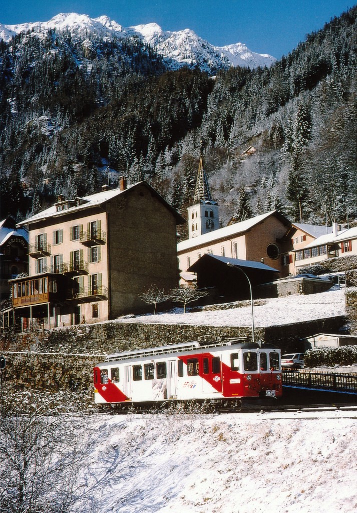 TMR/MC: Regionalzug Châtelard-Frontière - Martigny mit dem BDeh 4/4 7 (1957) bei Finhaut (1'226m ü.M.) im Dezember 1994. Besonders zu beachten gibt es bei dieser Aufnahme die damals noch fehlende Oberleitung.
Foto: Walter Ruetsch