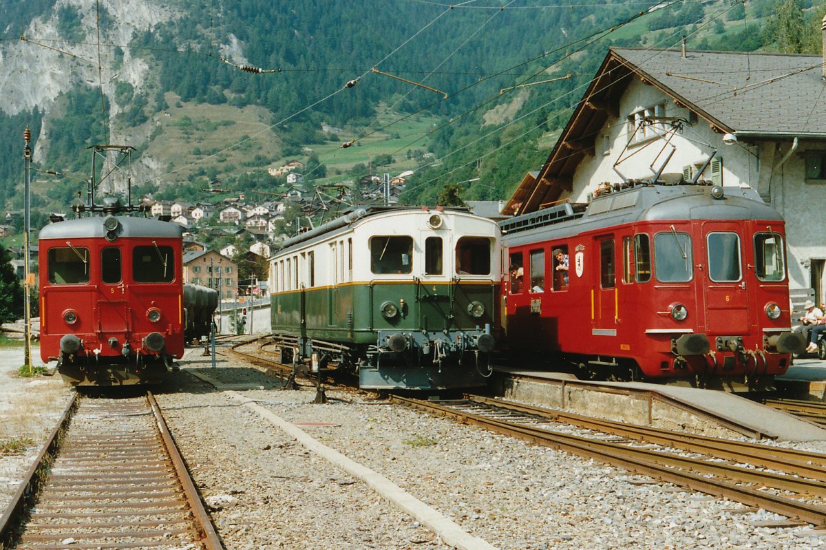 TMR/MO: Drei Fahrzeugenerationen mit ABDe 4/4 5 (1955), ABDe 4/4 4 (1910) und ABDe 4/4 6 (1965) am 11. September 1988 in Le Châble.
Foto: Walter Ruetsch 
