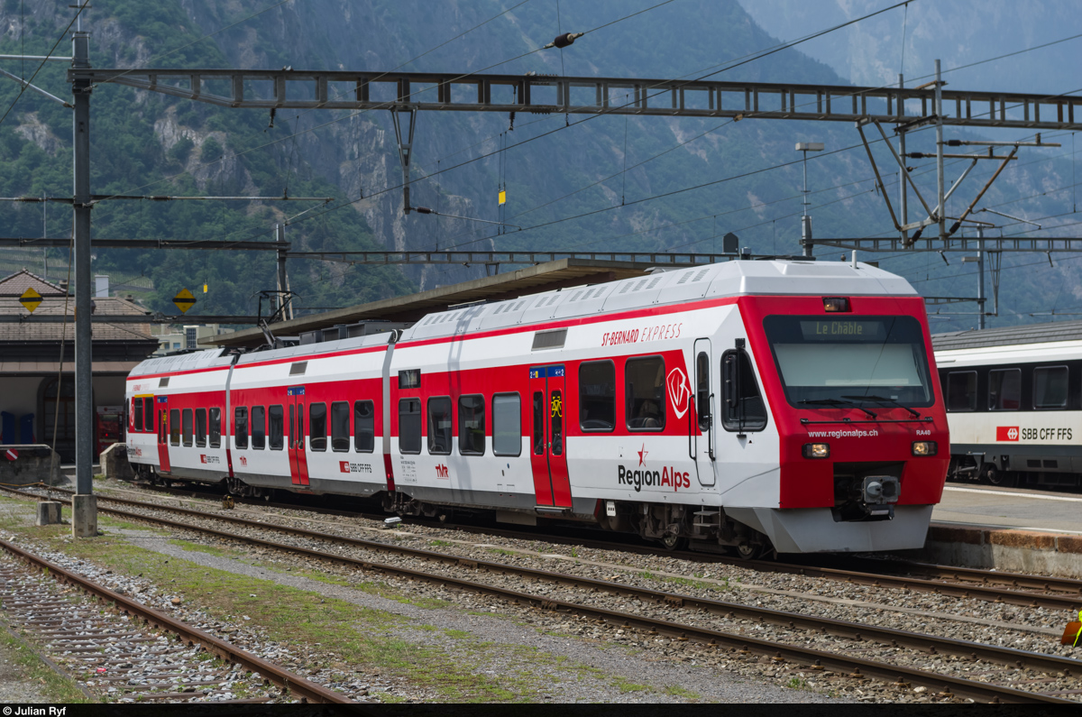 TMR/RegionAlps RABe 525 040 steht am 3. Juli 2015 in Martigny bereit zur Abfahrt nach Le Châble.