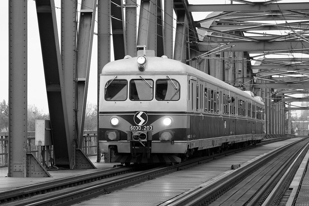 TMW 6030.203 am 29.Okt.2022 als SSB 17427 (Floridsdorf - Wien West) auf der Donaubrücke bei der Haltestelle Handelskai.