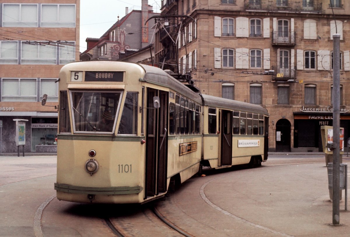 TN. April 1977 . Old Place Pury-Schleife Neuchâtel. Digitalisiert von einer Kodak-Folie.