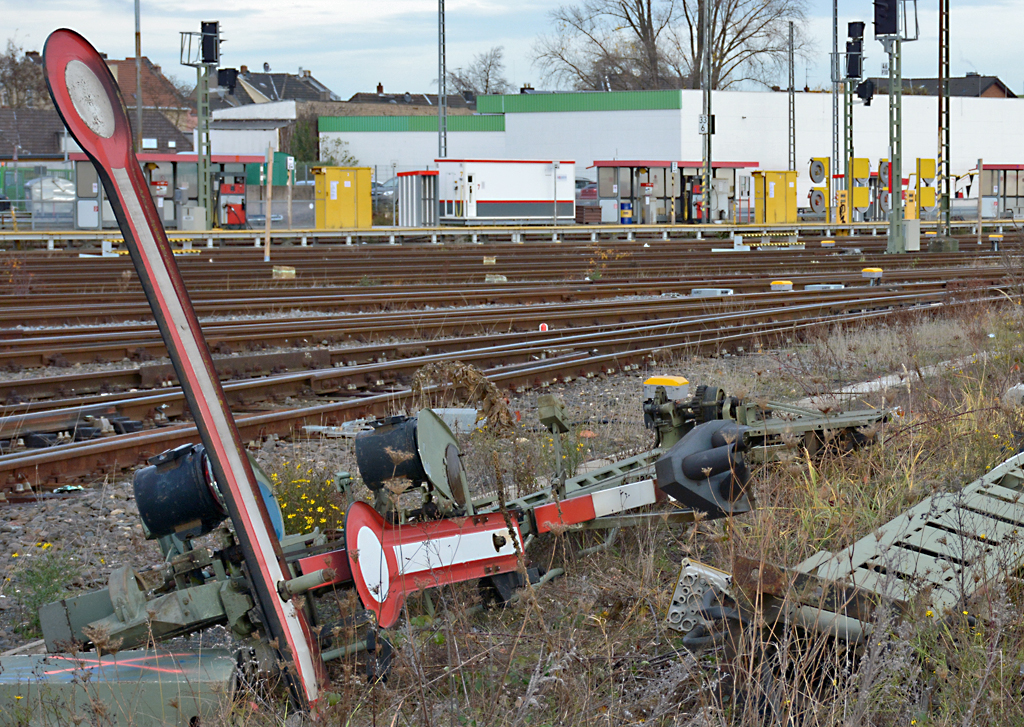  Tod  eines Formsignals, vor kurzem noch im Dienst zwischen Euskirchen und Derkum, jetzt abgelegt im Bf Euskirchen - 22.11.2016