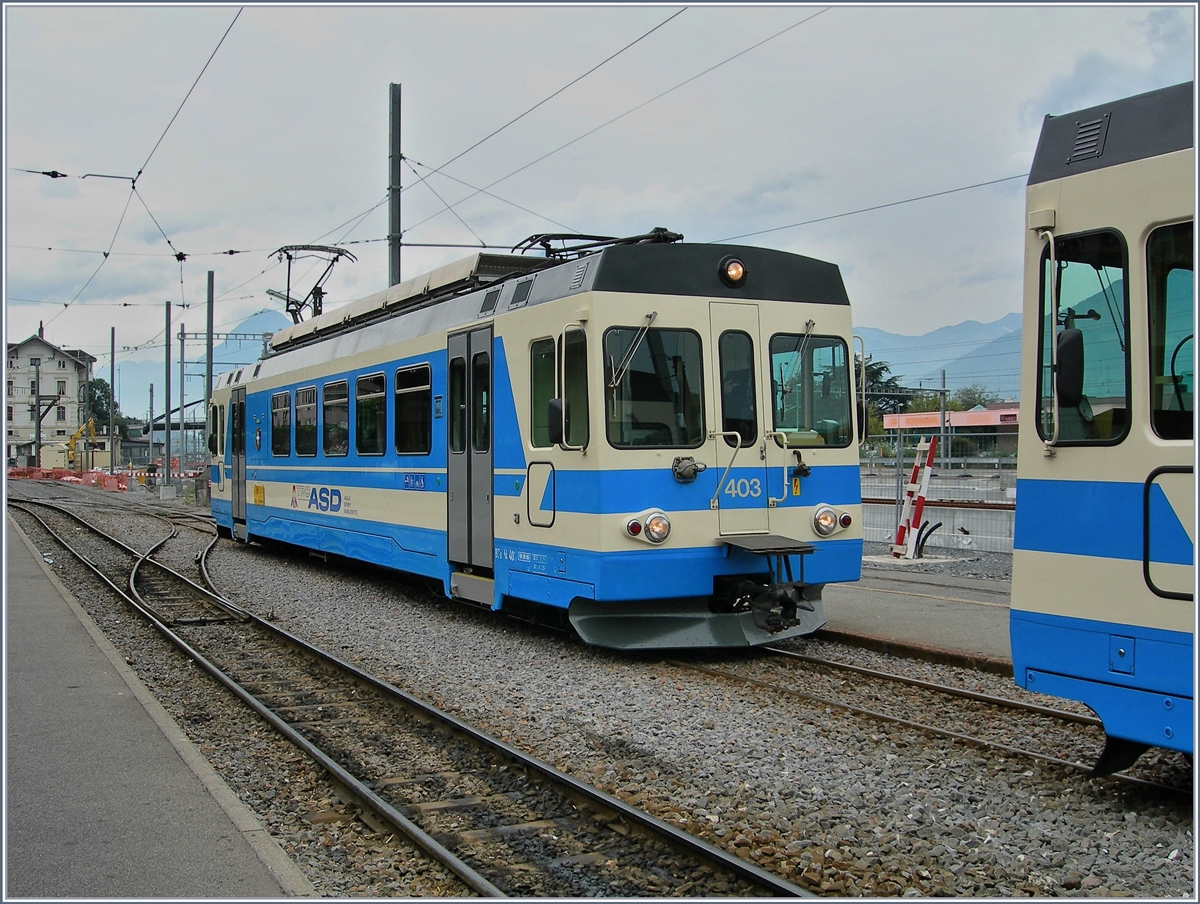 Todgesagte leben länger: Seit Jahren vom Bund gefordert und vom Kanton Vaud refüsiert: die Stilllegung der ASD. Die ASD fährt auch weiterhin von Aigle nach Les Diablerets. 
Hier ein moderner ASD Triebwagen im alten Bahnhof von Aigle am 14. September 2007. 