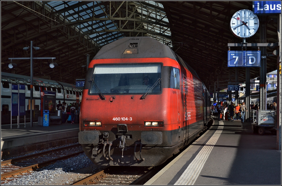 Toggenburg im Waadtland... 460 104-3 mit IC Brig-Genf im Bahnhof Lausanne. September 2014.