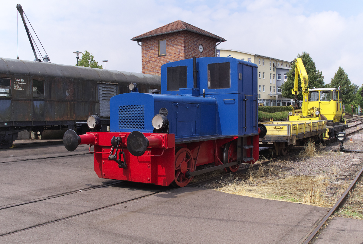 Toll aufgearbeitet präsentiert sich der  Blaue Klaus  der MECL im Bahnhof Losheim am See. 12.07.2019 - Deutz 56148 Typ A4L 514 R - Baujahr 1955
