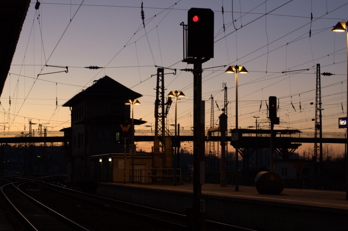Tolle Abendimpression in Riesa mit Stellwerk B3, Wasserkran und altem Bockkran,12.12.2013,16:33 Uhr 