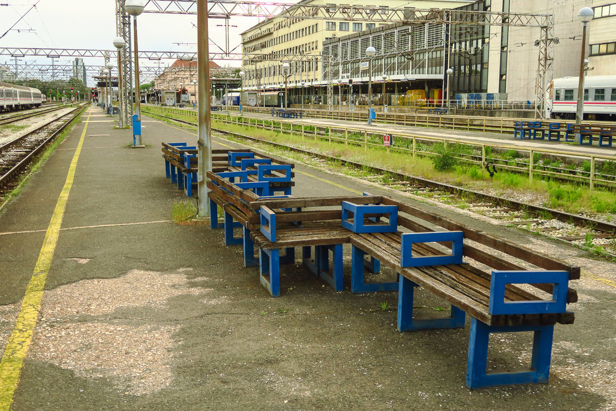 Tolle Sitzgelegenheiten im Bahnhof von Zagreb am 13.5.2016.
