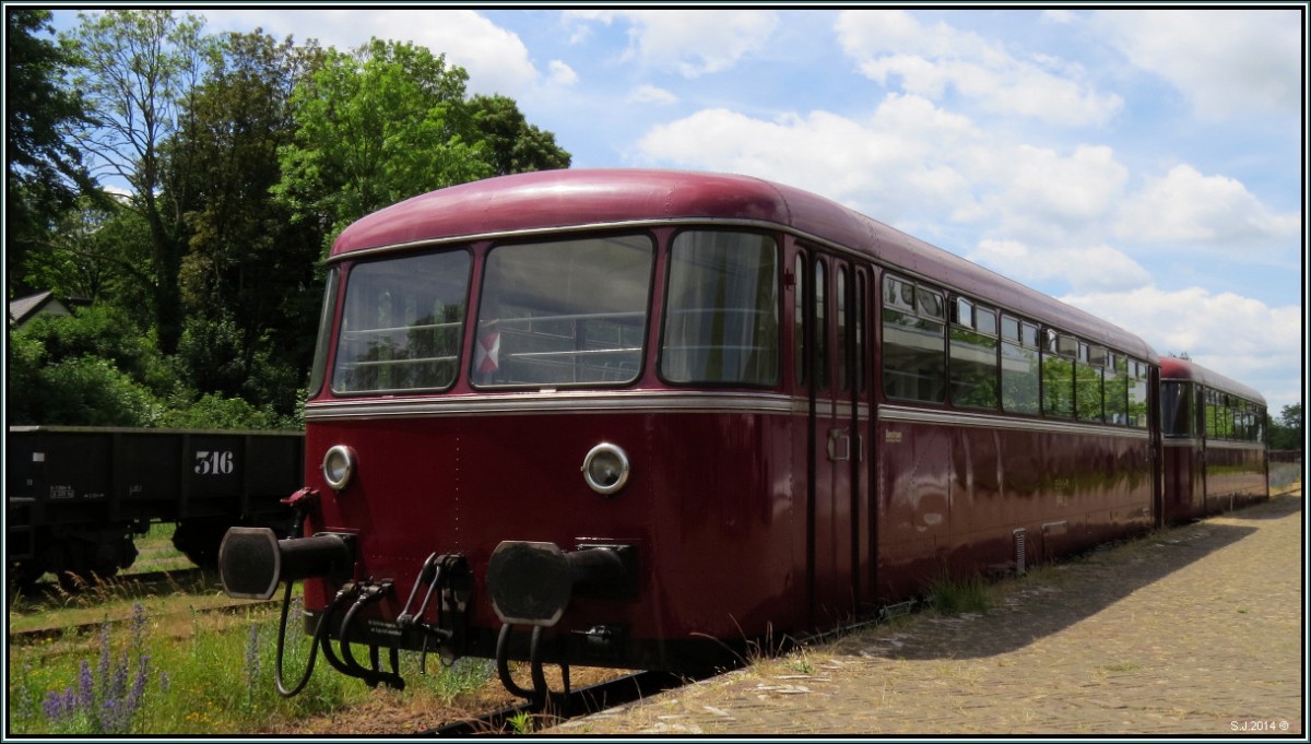Tolles Wetter,gute Laune und dazu noch der Rote Brummer der ZLSM.So gestaltet sich der Sonntag doch ganz schön.Dieser Ürdinger Schienenbus wartet auf die Fahrgäste am Bahnsteig von Simpelveld (NL) am 22.06.14.