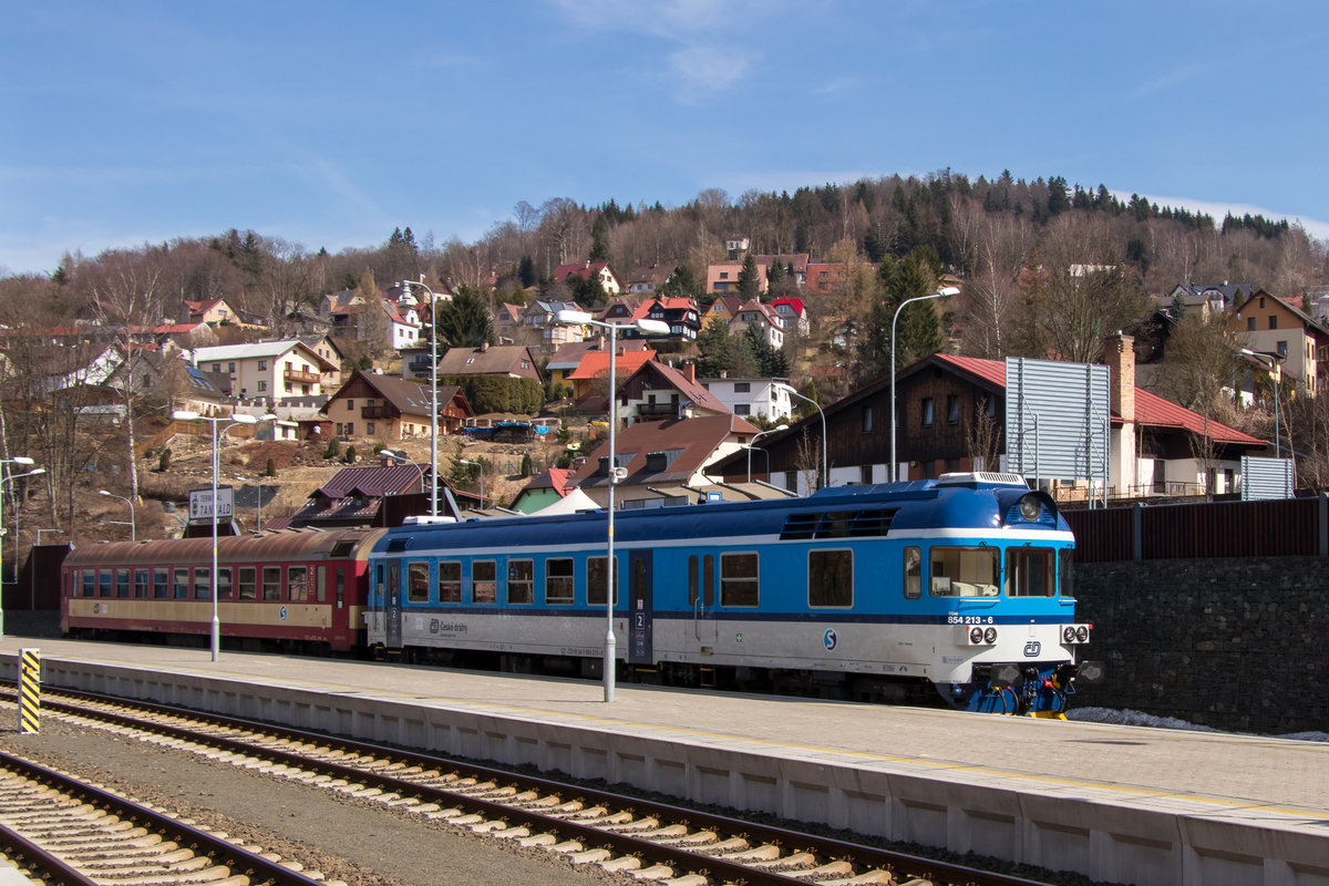  Tom  alias 854 213-6 steht Abfahrbereit im  Bahnhof Tanvald. So gesehen am 3. April 2018.