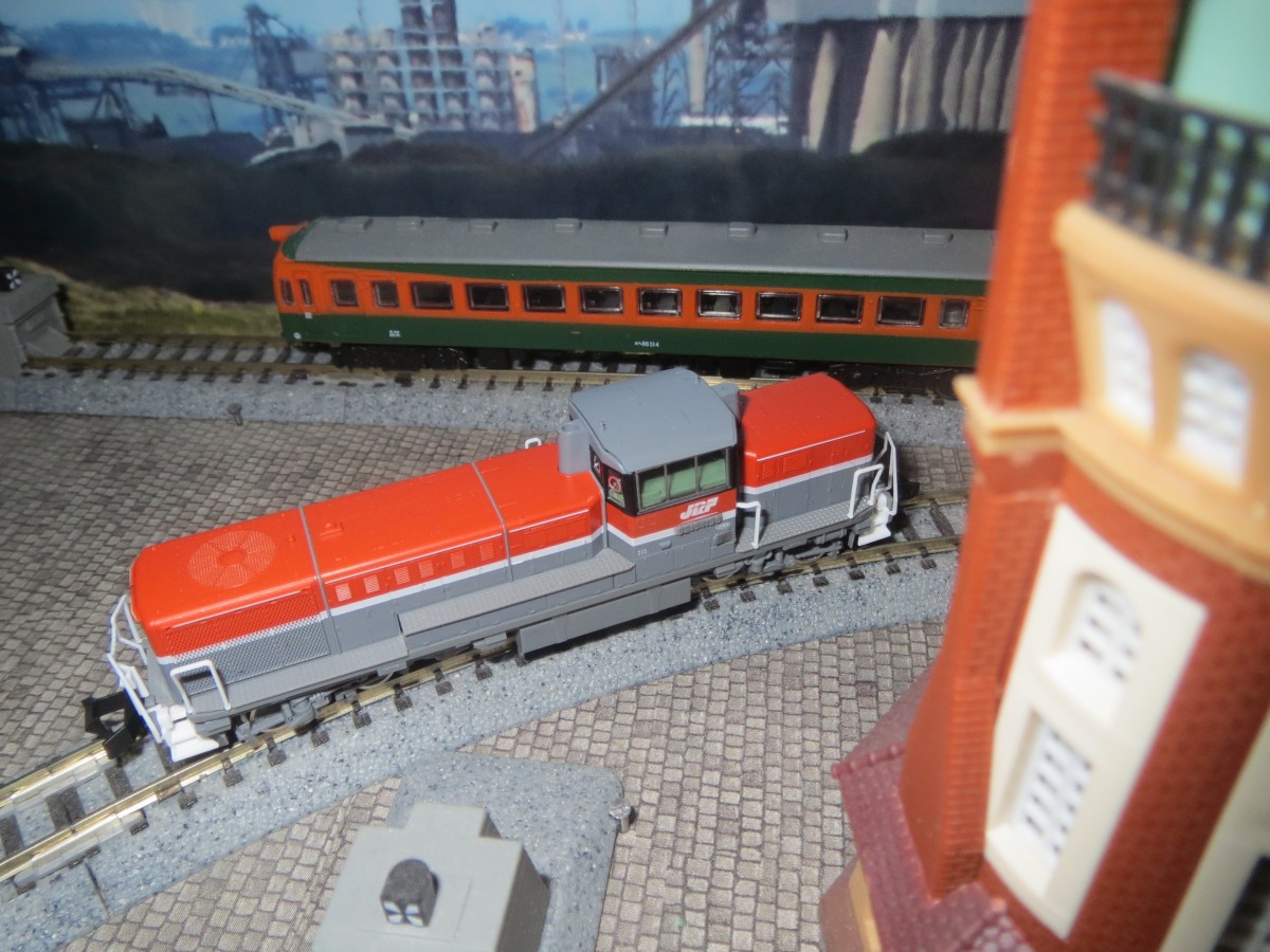 Tomix 2638 J.R. Type DE10 1000 / Beschriftung DE 101198 - Spur N. Im Hintergrund die Tokaido-Serie 80 (Standmodell von Amercom)