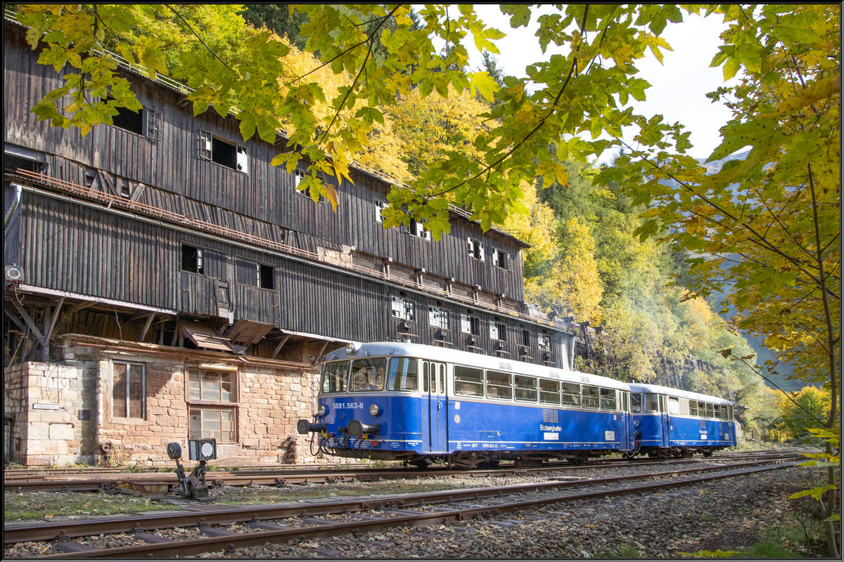 Tonen-weise Erz wurde wohl im Bahnhof Erzberg über die Rutschen der Verladeanlage auf die Bahn gebracht. 
Heute bleibt lediglich das den Bahnhof prägende Bauwerk. 
13.10.2019