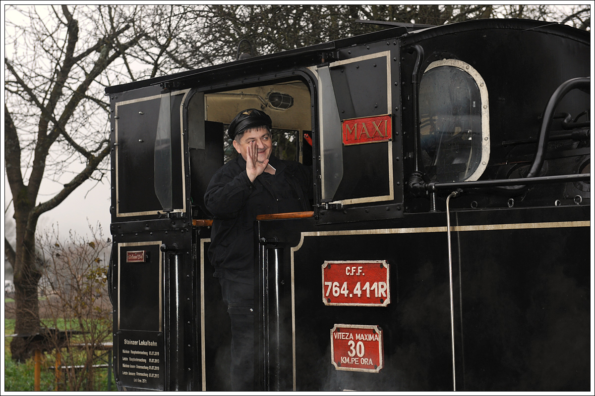 Tono macht sich mit 764.411R auf dem Weg um Wasser und Kohle für die bevorstehende Fotofahrt zu bunkern. Stainz am 29.11.2014.