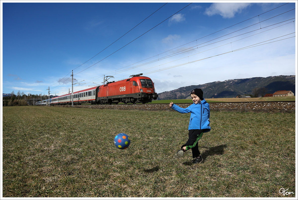Toooor - Kurz nach Anpfiff zur zweiten Halbzeit, eilte 1116 175 mit dem Polonia an uns vorbei. Endstand 11:6 ;O)
Zeltweg 16.3.2014