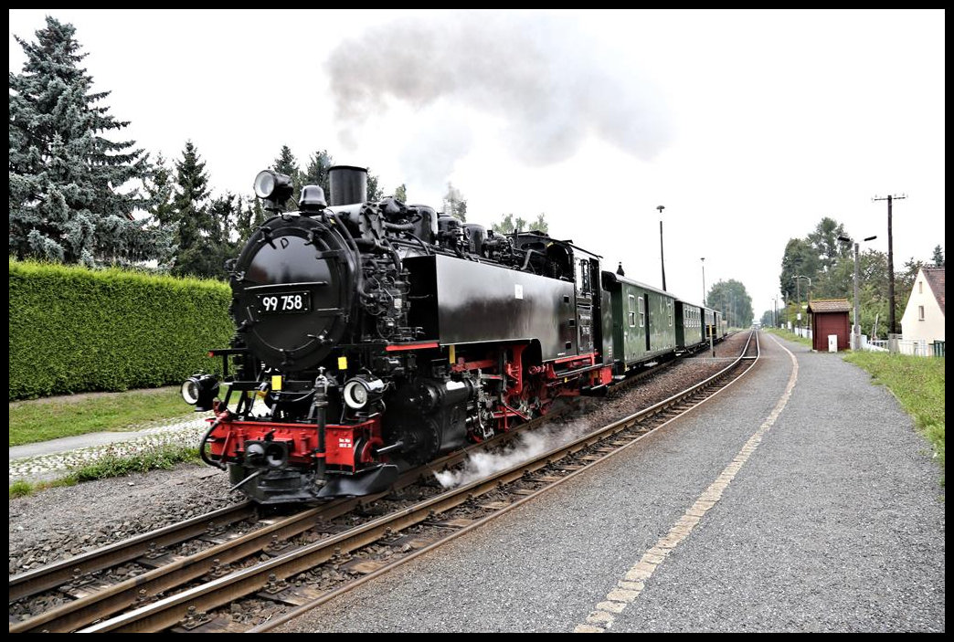 Top gepflegt verläßt hier die 99758 der Zittauer Schmalspurbahn mit einem Personenzug nach Bertsdorf am 7.9.2021 um 9.23 Uhr den Bahnhof Olbersdorf.