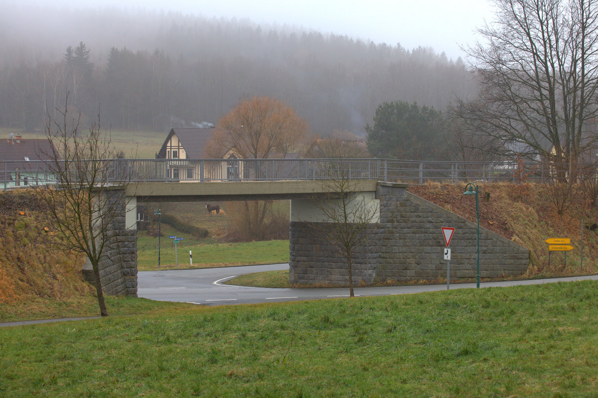 Top sanierte Brücke der Bahnstrecke Löbau - Bautzen bei Kleindehsa.Sie dient heute als Radwegbrücke. 27.01.2018 12:36 Uhr.