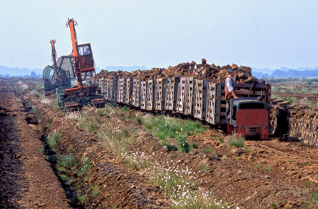 Torfbahn bei Ahlen-Falkenberg im Hinterland von Cuxhaven, 26.05.1989. Hier gab es 1989 noch drei aktive Betriebe, die Konzessionen sind mittlerweile abgelaufen. Ein Betrieb bietet nun Touristenfahrten mit der Feldbahn ins Moor.