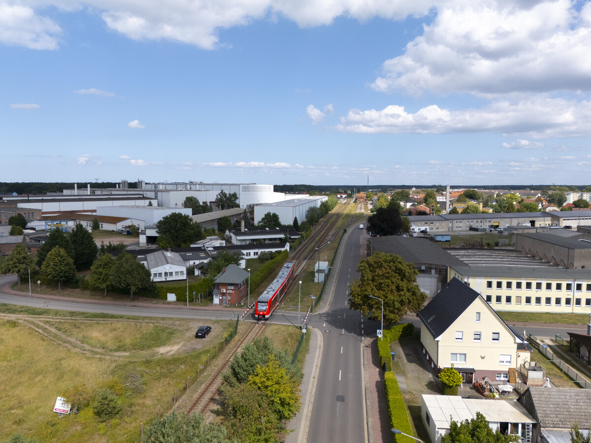 Torgelow mit der Twb (Torgelower-West-Bude) Der FDL bedient dort die Strecke Jatznick-Ueckerm�nde und Pasewalk-Grambow. Die wei�en Hallen auf der linken Seite geh�ren zur Eisengie�erei Torgelow. Der Bahnhof wurde �ber die Jahrzehnte zur�ck gebaut und bekam ein neuen moderen Bahnsteig, jedoch in neuer Lage.