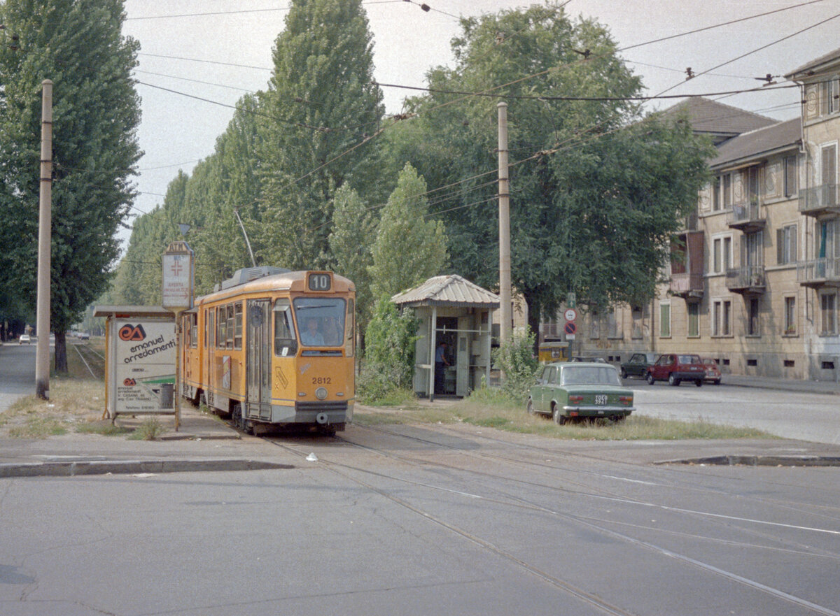 Torino / Turin ATM Linea tranviaria / SL 10 (Motrice / Tw 2812) am 31. Juli 1984. - Scan eines Farbnegativs. Film: Kodak CL 200 5093. Kamera: Minolta XG-1.