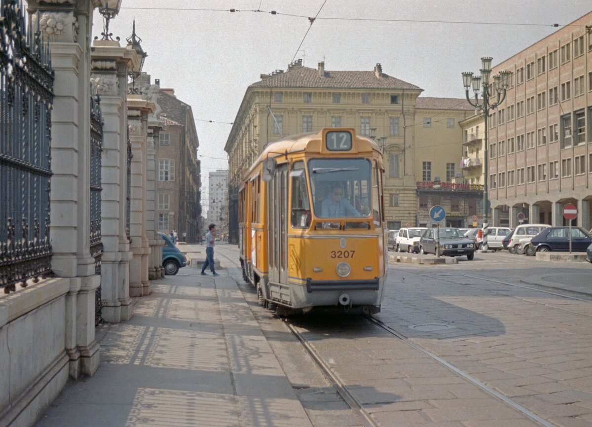 Torino / Turin ATM Linea tranviaria / SL 12 (Motrice / Tw 3207) am 1. August 1984. - Scan eines Farbnegativs. Film: Kodak CL 200 5093. Kamera: Minolta XG-1.